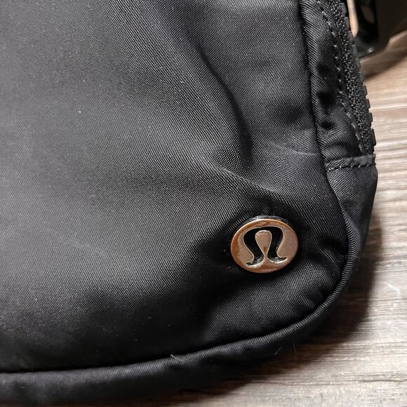 Lululemon Everywhere Belt Bag 1L Classic Black Crossbody Water Repellent Travel - Picture 3 of 4